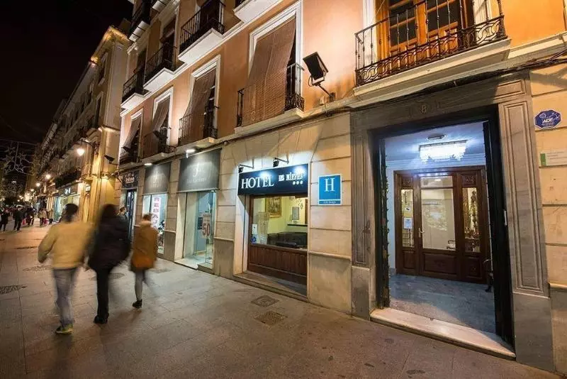 هتل Honest Granada