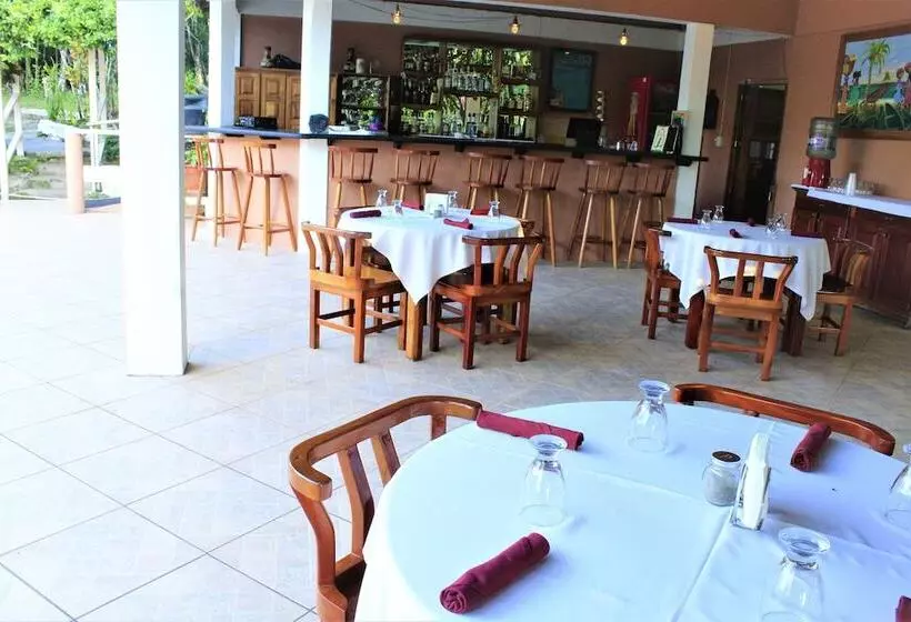 בית מלון כפרי The Log Cabinn