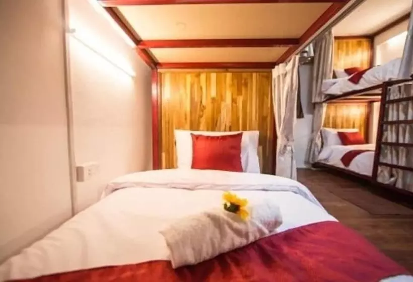 Lao Lao Cafe And Hostel