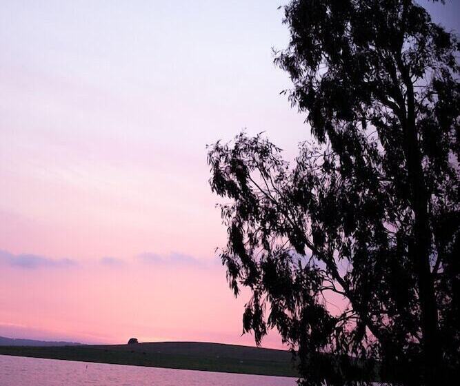 בית מלון כפרי Wakana Lake Glamping