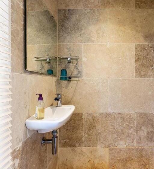 The Crew House La Ciotat Maison De Pêcheur En Triplex 3 Chambres Et Box Privatif Au Dessus Du Vieu