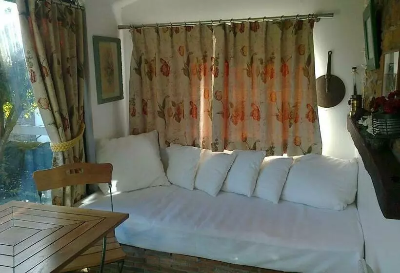 Aamiaismajoitus (B&B) Giverny Cottage