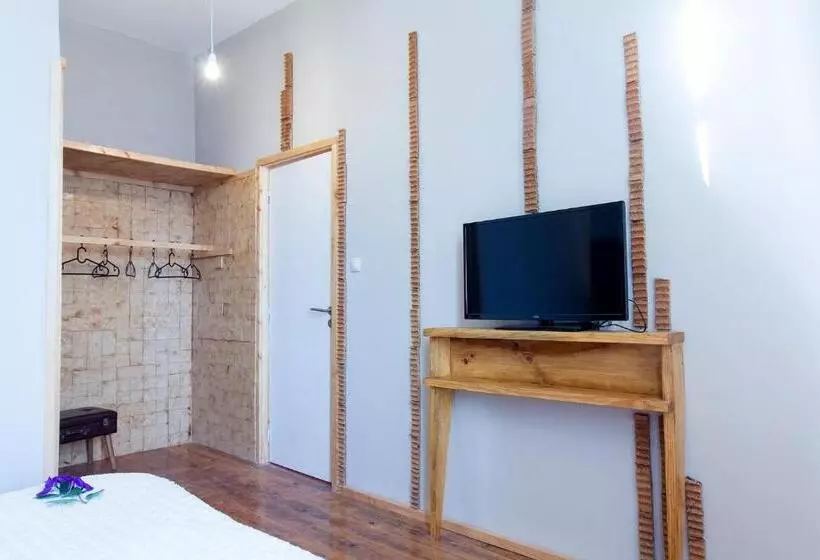 تختخواب و صبحانه Feel At Home Guest House