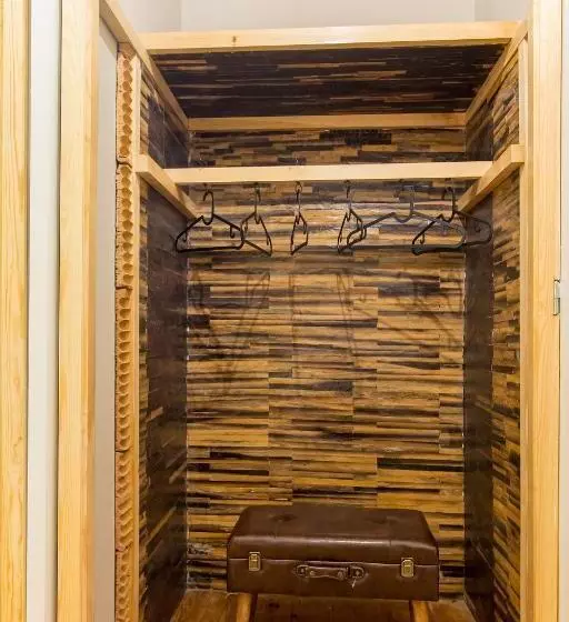 تختخواب و صبحانه Feel At Home Guest House