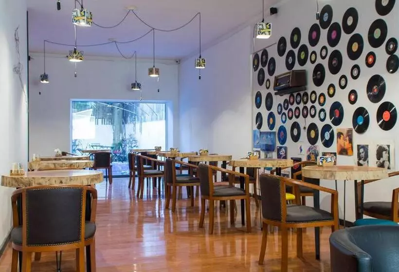 تختخواب و صبحانه Feel At Home Guest House