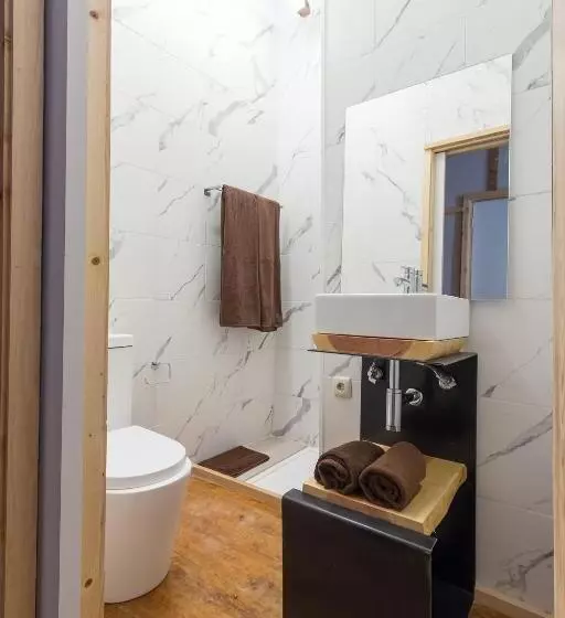 تختخواب و صبحانه Feel At Home Guest House