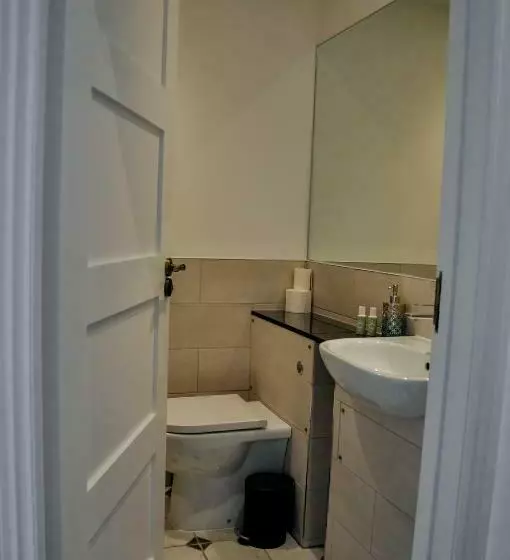 Upstairs At 33   Self Check In Boutique Accommodation In Worcester Centre