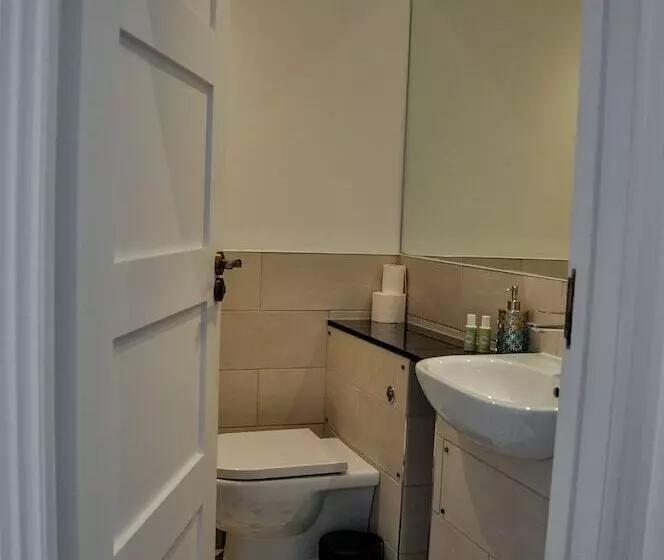 Upstairs At 33   Self Check In Boutique Accommodation In Worcester Centre