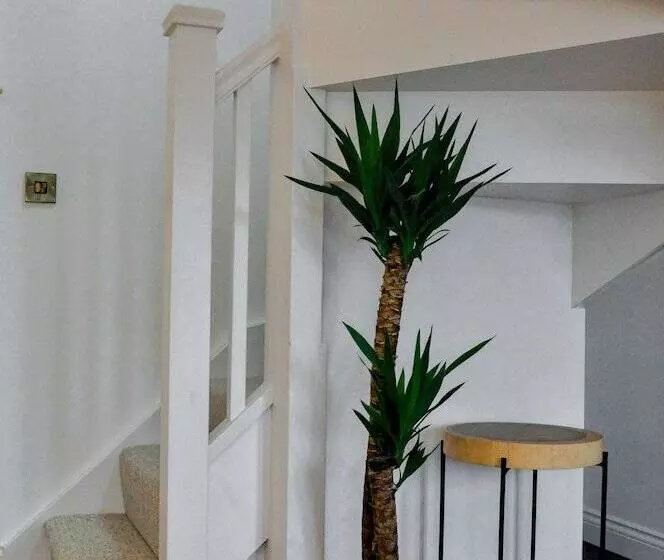 Upstairs At 33   Self Check In Boutique Accommodation In Worcester Centre