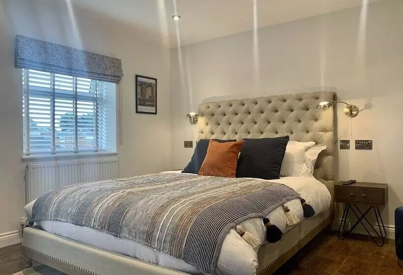 Upstairs At 33   Self Check In Boutique Accommodation In Worcester Centre