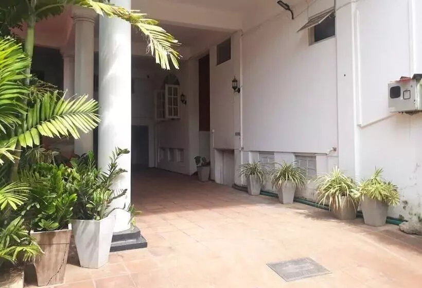 پانسیون Oasis Inn