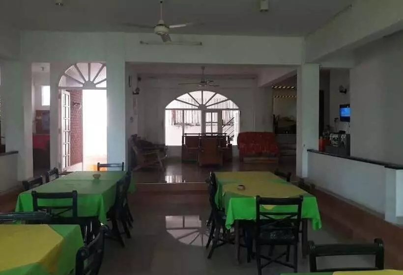 پانسیون Oasis Inn