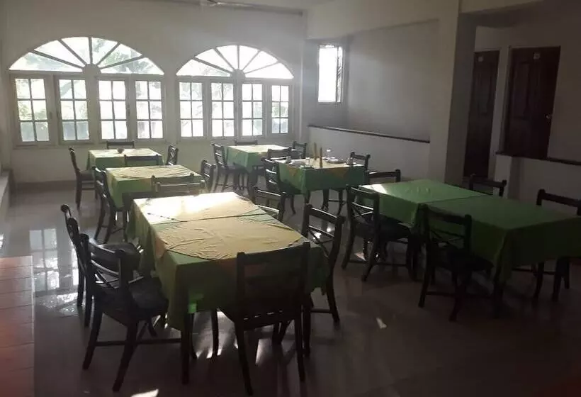 پانسیون Oasis Inn