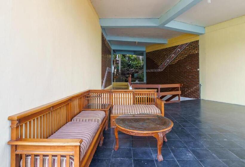 פנסיון Reddoorz @ Tuktuk Danau Toba