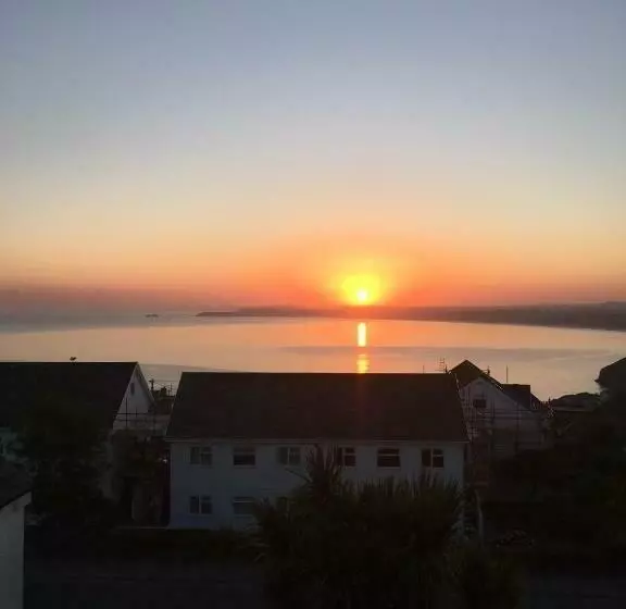 تختخواب و صبحانه Coast Accommodation