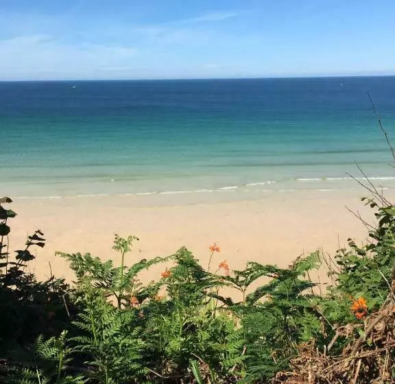 تختخواب و صبحانه Coast Accommodation