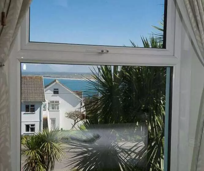 تختخواب و صبحانه Coast Accommodation