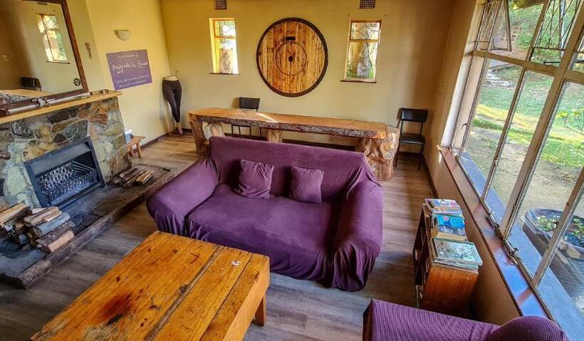 Общежитие Away With The Fairies Nature Lodge And Backpackers