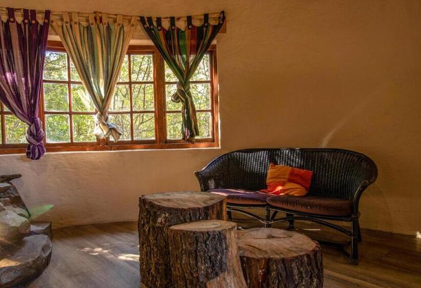 Общежитие Away With The Fairies Nature Lodge And Backpackers