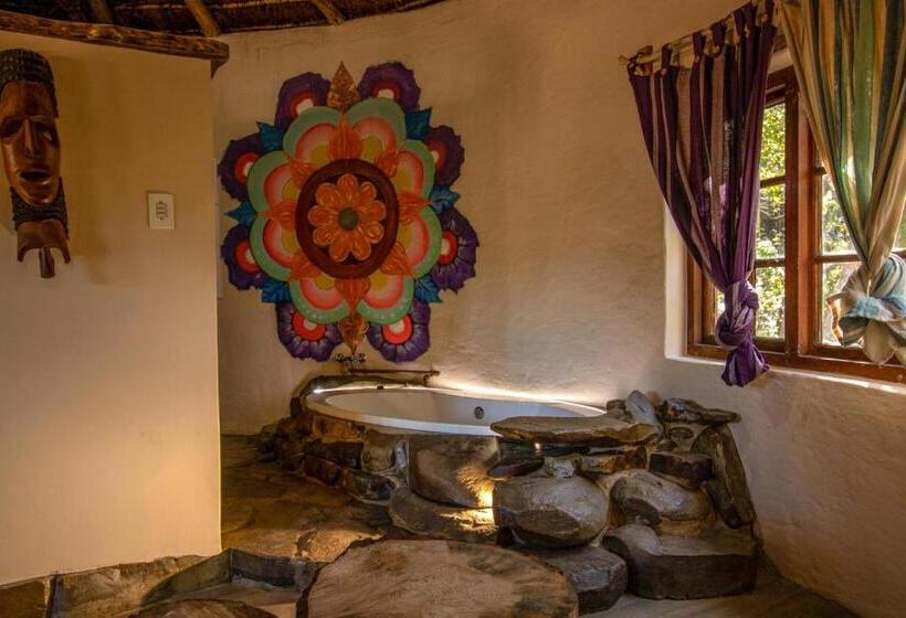 Общежитие Away With The Fairies Nature Lodge And Backpackers