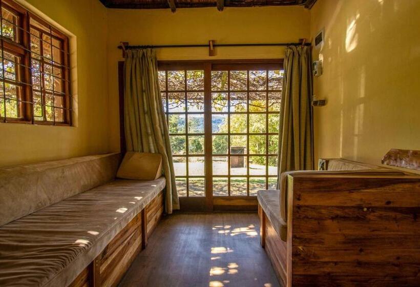 Общежитие Away With The Fairies Nature Lodge And Backpackers