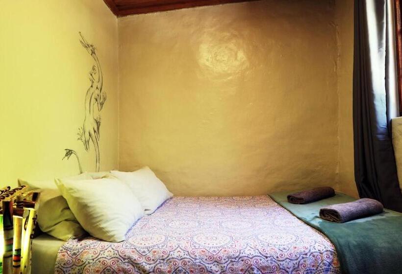 Общежитие Away With The Fairies Nature Lodge And Backpackers