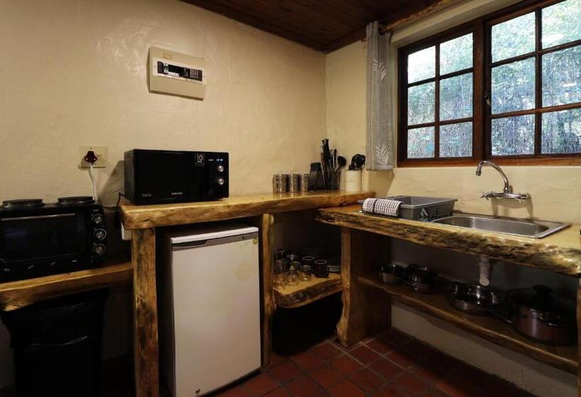 Общежитие Away With The Fairies Nature Lodge And Backpackers