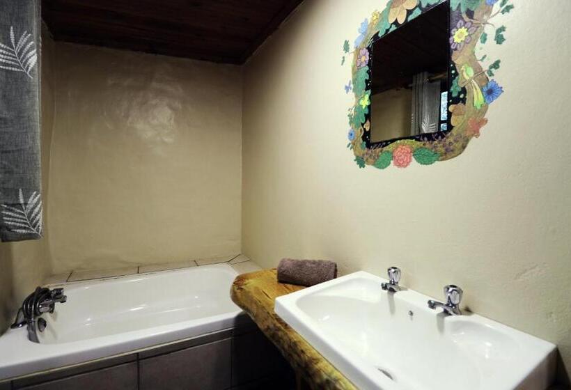 Общежитие Away With The Fairies Nature Lodge And Backpackers