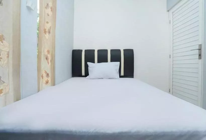 هتل Oyo Life 2498 Kost Putri Purimas 23