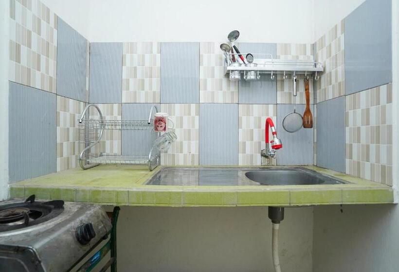 בית מלון כפרי Oyo Life 2498 Kost Putri Purimas 23