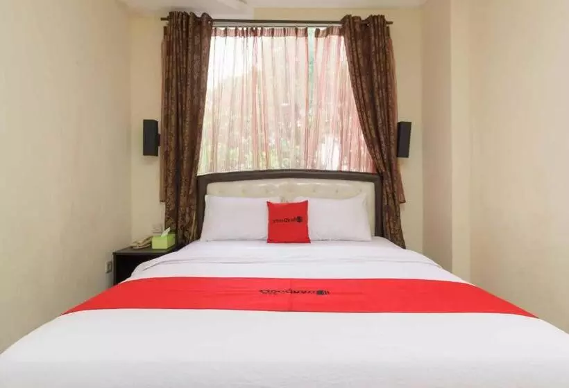 Hotelli Reddoorz Near City Walk Lippo Cikarang