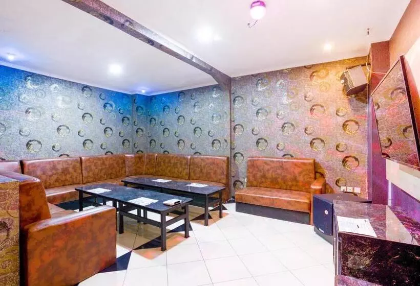 Hotelli Reddoorz Near City Walk Lippo Cikarang