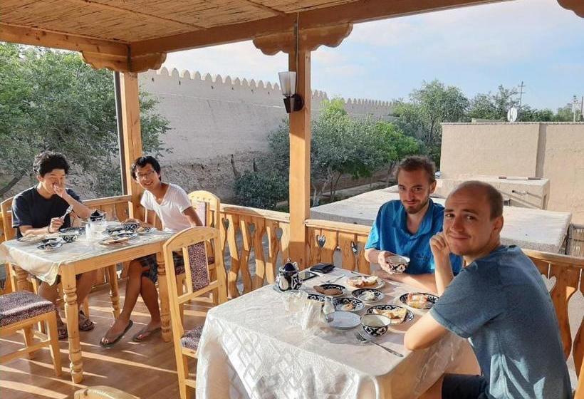 ユースホステル Guest House Dilorom B&b