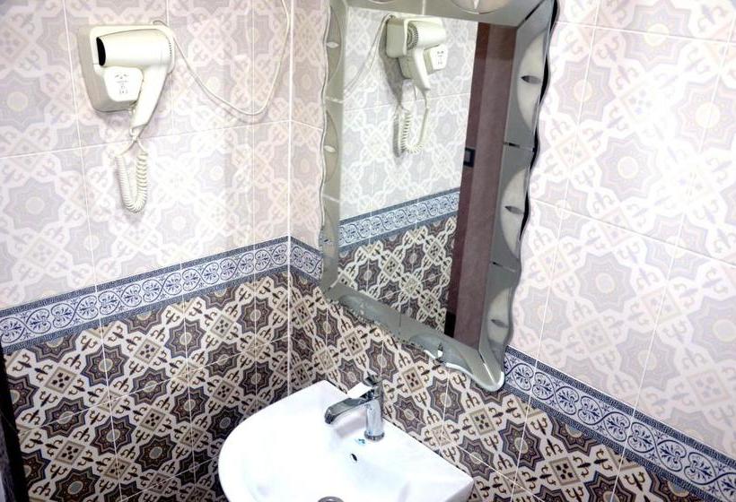 ユースホステル Guest House Dilorom B&b