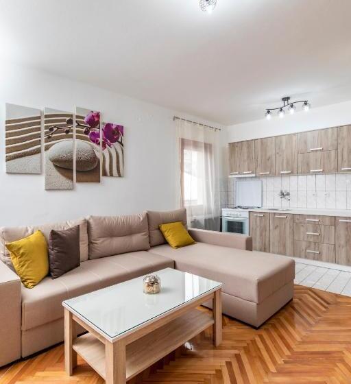 پانسیون House Of Surprise