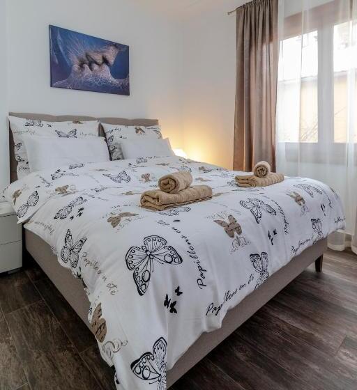 پانسیون House Of Surprise