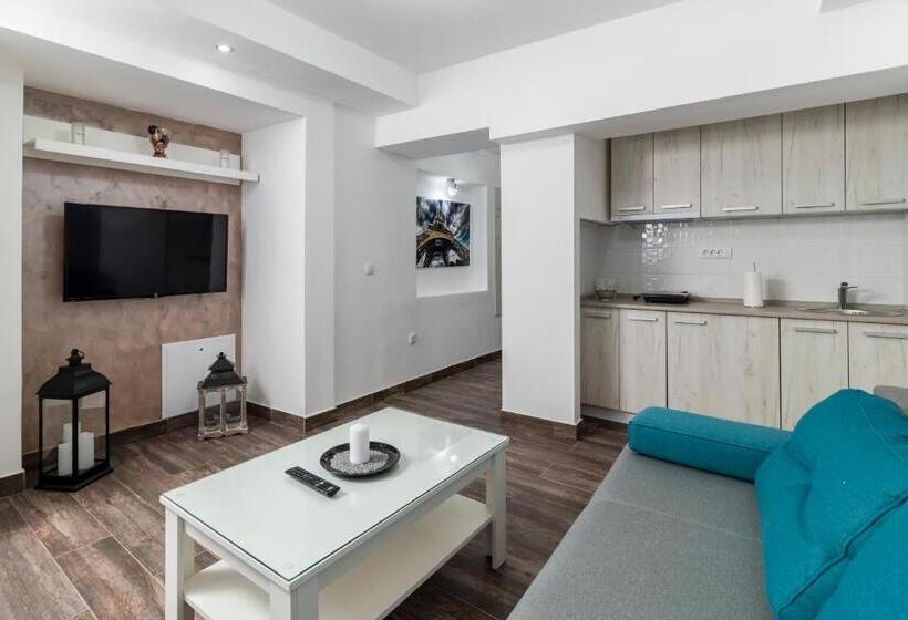 پانسیون House Of Surprise