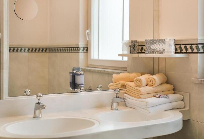 Heidi & Edith Family Apart