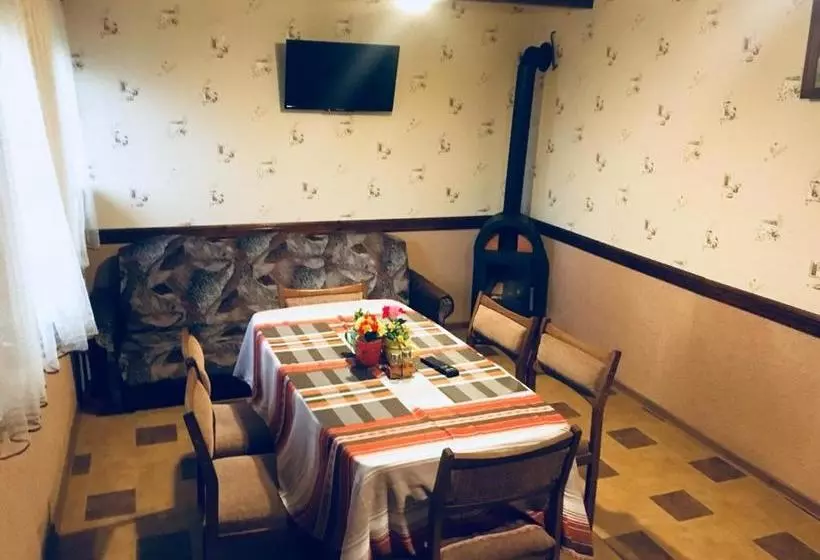 Majatalo кімнати біля замку