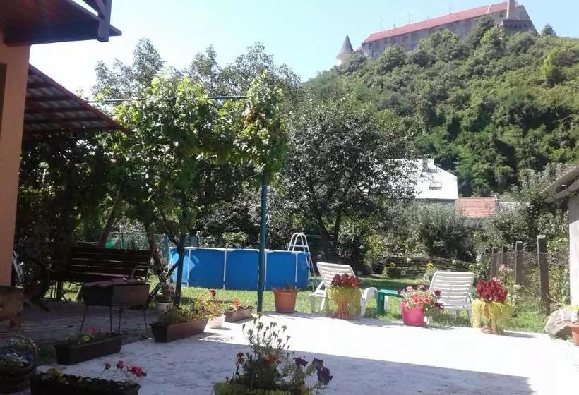 Majatalo кімнати біля замку