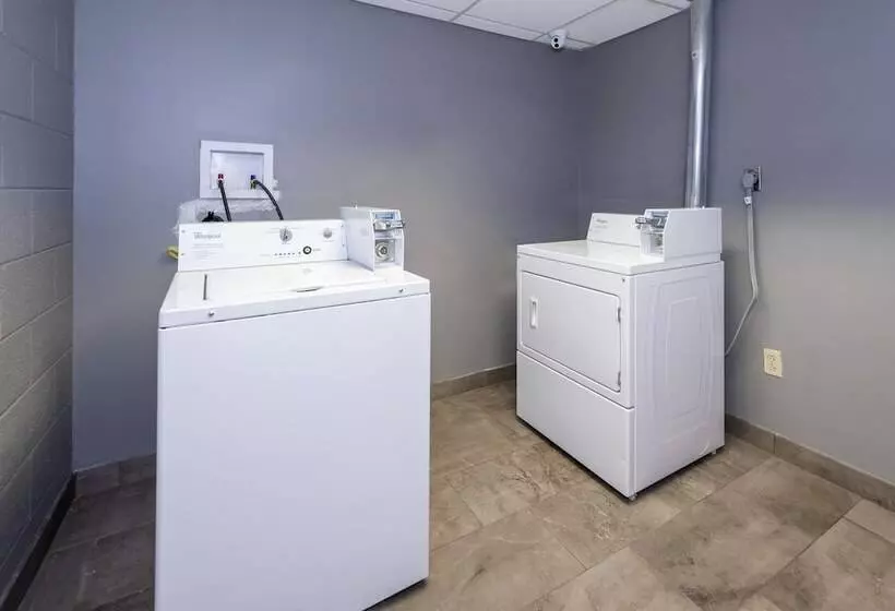 ホテル Hometowne Studios By Red Roof Wilmington   New Castle