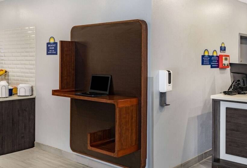 Отель Days Inn & Suites By Wyndham Horn Lake Memphis Graceland