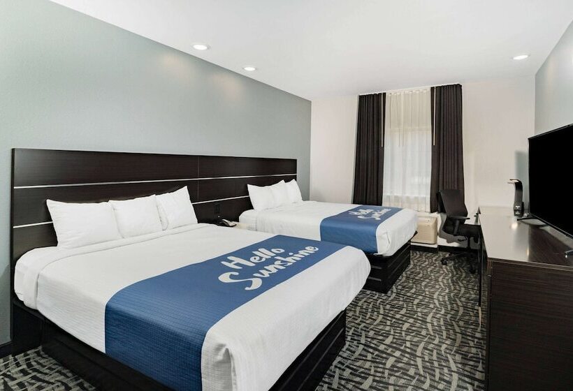 Отель Days Inn & Suites By Wyndham Horn Lake Memphis Graceland