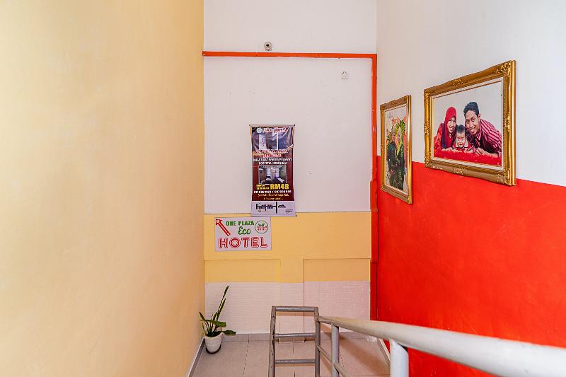 Отель Spot On 90042 One Plaza Eco