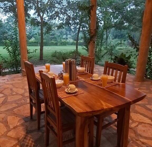 پانسیون Tusubira Village