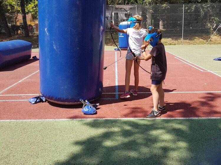 בית מלון כפרי Camping Et Village Vacances La Cheneraie