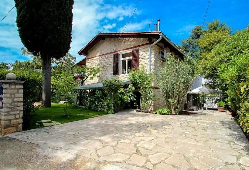 پانسیون Carla Guest House