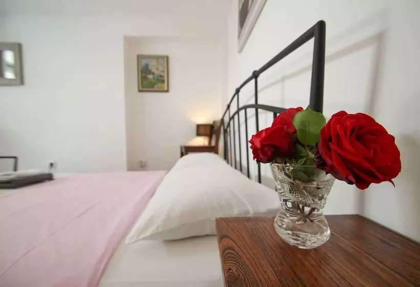 پانسیون Carla Guest House