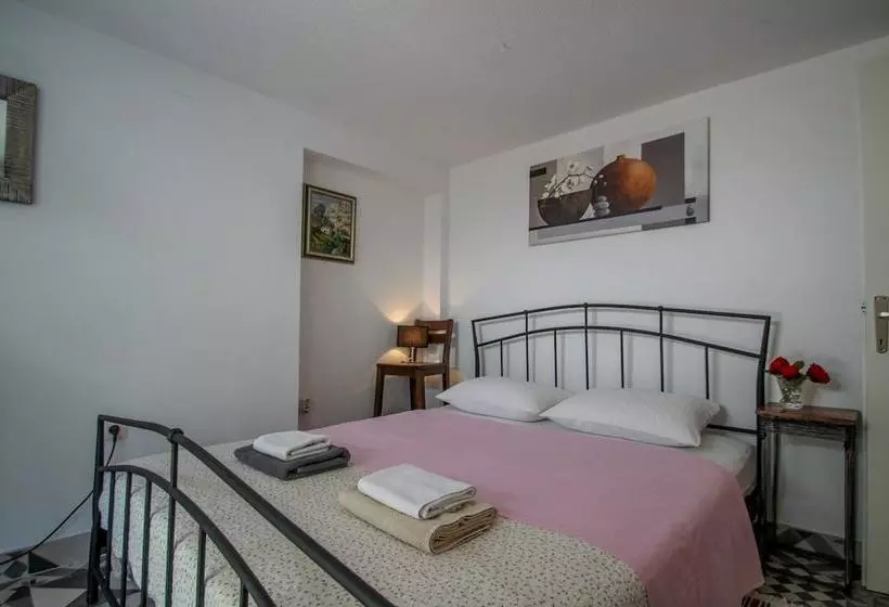 پانسیون Carla Guest House