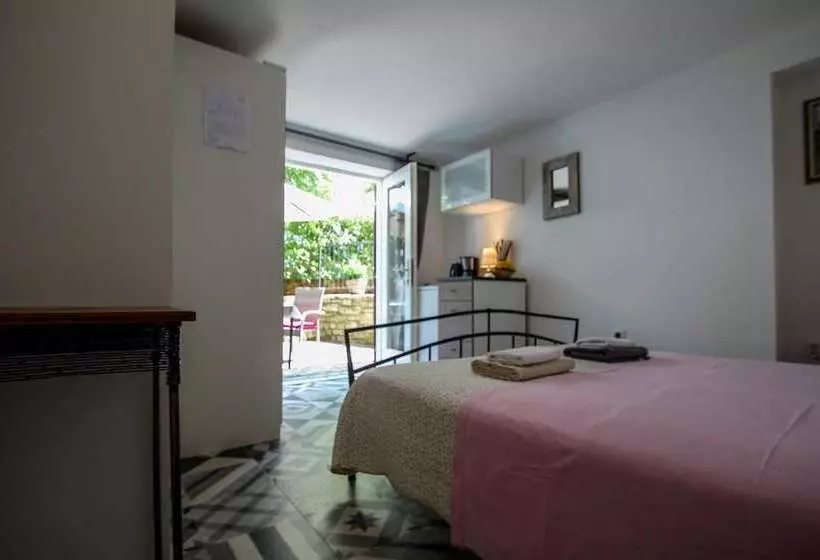 پانسیون Carla Guest House